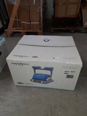 emballage d'une machine bleue et blanche posée sur une boîte en carton