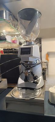 un moulin à café posé sur le plan de travail d'une cuisine