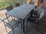 une table et des chaises sur la terrasse d'une maison