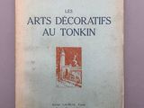 un vieux livre posé sur une table à côté d'un mur