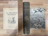 deux livres posés sur une table en bois
