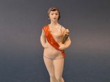 figurine représentant une femme tenant un panier de fleurs sur fond bleu