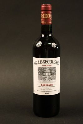 une bouteille de vin rouge posée sur une table noire