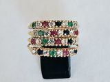 Gros plan sur une bague ornée de pierres multicolores