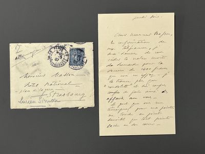 une vieille lettre sur laquelle est apposé un timbre, à côté d'un bout de papier sur lequel est apposé un timbre