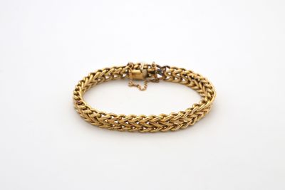 un bracelet à chaîne en or avec un fermoir sur fond blanc