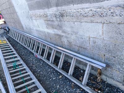 une échelle appuyée contre le mur d'un immeuble