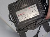 une personne qui tient un chargeur à la main