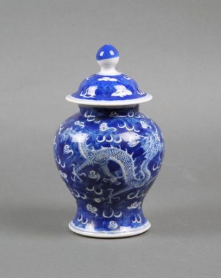 CHINE Vase couvert de forme balustre en porcelaine blanche à…