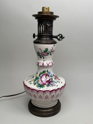 une lampe posée sur une table avec une lumière dessus