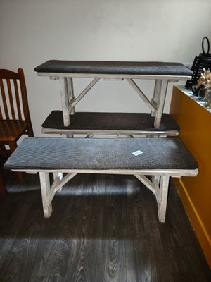 deux bancs et une table dans un coin de la pièce