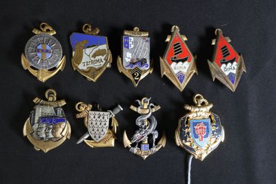 un grand nombre de badges sur une surface noire