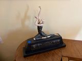 une statue de femme assise sur une table