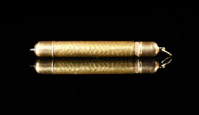 un briquet doré posé sur une surface noire