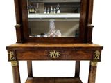 une vieille table en bois sur laquelle est posé un miroir