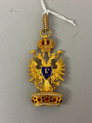 Gros plan sur une médaille d'or ornée d'une couronne