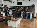 une photo d'un magasin de vêtements où l'on voit beaucoup de vêtements