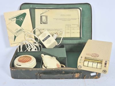 une valise contenant un grand nombre d'objets