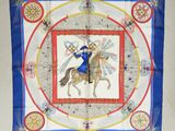 un foulard carré bleu et blanc sur lequel figure l'image d'un homme à cheval