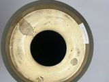 gros plan d'un vase sur une surface blanche