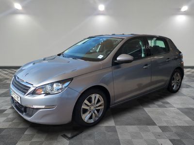 la photo d'une voiture argentée garée dans un garage