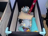 deux lits bébé placés côte à côte à même le sol
