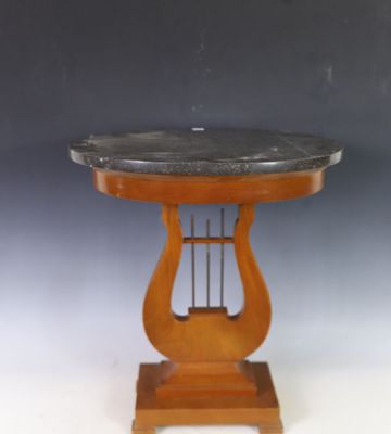 une table ancienne en bois, avec un plateau en marbre noir et un piètement en bois