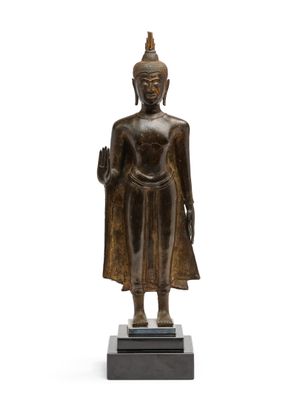 une image représentant une statue en bronze d'un Bouddha debout