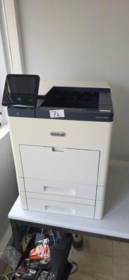 une imprimante posée sur une table près d'une fenêtre