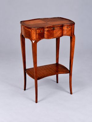 une petite table en bois surmontée d'une étagère