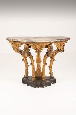 Console en bois sculpté et doré à décor de feuilles d'acanth…