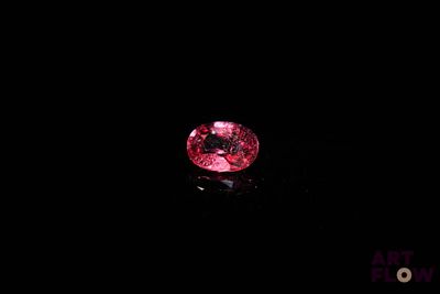 un diamant rose sur fond noir