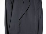 une photo d'un costume noir sur un cintre