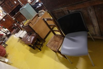 une chaise qui se trouve au milieu d'une pièce