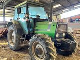 un tracteur qui est à l'arrêt dans la boue