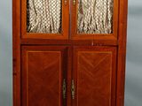 une armoire ancienne en bois avec des portes vitrées et un plateau en marbre