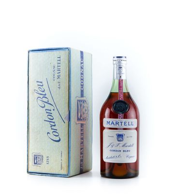 La bouteille de cognac se trouve à côté d'un carton de vin