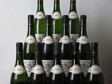 plusieurs bouteilles de vin posées sur une table en bois