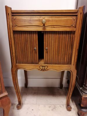 Chevet en bois naturel à rideau.