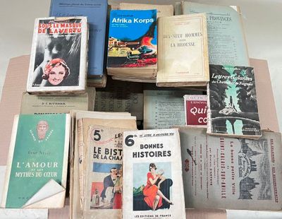 une pile de vieux livres posés sur une table