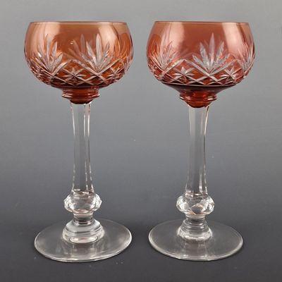 deux verres à vin posés l'un à côté de l'autre sur une table