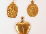 trois pendentifs en or en forme de cœur représentant Jésus et Marie