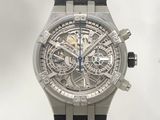 gros plan d'une montre sur fond blanc