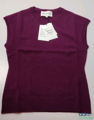 un gros plan sur un pull violet muni d'une étiquette
