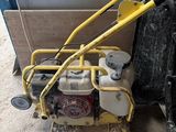 une machine posée par terre à côté d'une poubelle