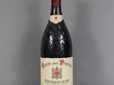 une bouteille de vin posée sur une table