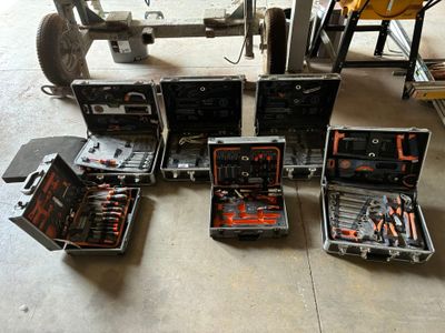 beaucoup d'outils dans la mallette posée par terre