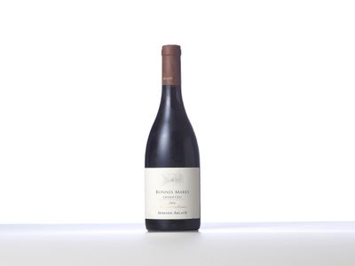 une bouteille de vin rouge posée sur une table