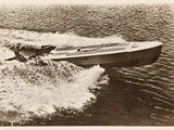 une photo en noir et blanc d'un petit bateau sur l'eau