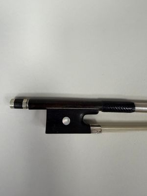 Archet de violon portant une marque au fer de « Peccatte », …
